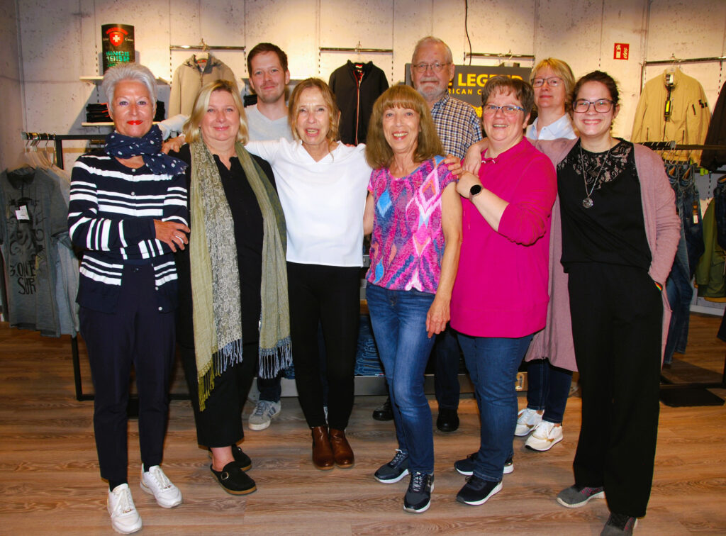 Teamfoto mit 9 Personen des Modehaus Lüchau